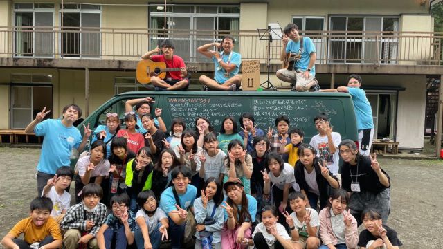 🌻3年ぶりの！SSKC🌻  感染症対策を十分に取った上で、やっとやっと、キャンプを開催することができました！ 参加してくれたみんな、送り出してくださった保護者の皆さま、ありがとうございました。  5.6年生を対象に2泊3日のキャンプを行いました。 SSK主催のキャンプは3年ぶりです。 そのため、参加者のみんなとは初めましてでした。  初めて会う友達、初めて会うリーダー。ドキドキの出発式。  到着すると、キャンプ中に使うかまどを班ごとに作り、レクをし、夕飯のカレーを作り… と気付けばどんどん打ち解けていきました。  2日目は宿舎の前の川で遊びました！ ライフジャケットを身につけると大人も子どももワクワク。 昼食を食べたらスイカ割り！ スイカって案外割れないことがわかった時間でした。 キャンプファイアーは雨のため出来ず、室内でのキャンドルファイアーに変更🕯 キャンプファイアーはもちろんいいけど、キャンドルファイアーも一体感が出ていいものです。 最後の夜のキャンドルを班ごとに囲んで、しっとりと思い出を語りました。  最終日も盛り沢山！ SSKのからふる号を囲んで外で歌いました！ 思い出をいっぱい落書きして、全力で楽しんだ2泊3日を締めくくりました。  一生懸命やること 心から楽しむこと のできた3日間でした。  たった3日間だけど、 離れたくないと思える友達ができたこと。 みんなから、｢ありがとう！」って言ってもらえたこと。 ｢自分って案外すごいんじゃない？」と思えたこと。 そんな時間になったのではないかな？と思います。  これからもSSKでは楽しいことをたくさん考え、実施していきます！  それにしても、やはりキャンプはいいですね。  今後もSSKをよろしくお願いします！ #すみだスーパーキッズキャンプ  #SSKC #キャンプ #芙蓉山荘