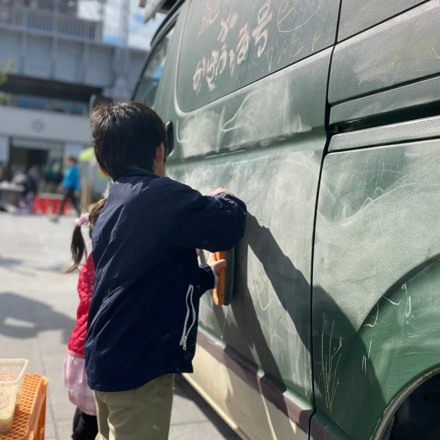 【移動式あそび場　予告】
とても暑い日が続き、いよいよ半袖を解禁したサボテンマンです🌵
梅雨はどこにいったのでしょう、、、

さて、今回からふる号はHOME/WORK VILLAGEという場所に初登場‼️
この施設はHOME（暮らす）WORK（働く）HOMEWORK（宿題）という３つのワードをキーに、これからの「暮らす」と「働く」を実践し、
世田谷の生活文化をさらに豊かにしていくことがテーマになっています 💡
未来の世代から課された様々な宿題に対して取り組み、
解決していこうという人たちが集まる場所にしていこうと
考えているそうです！

からふる号からは、アスレチック遊具・昔あそび・素材あそびなど、
色んな遊びを用意して待ってるよ😎
みんなで遊んで暑さを吹き飛ばそう☀️

⚫️開催日程　2025年6月22日（日）　11:00-16:00
（雨天時は7月5日（土）10:00-13:00）

⚫️場所　HOME/WORK VILLAGE
（世田谷区池尻2-4-5）

⚫️詳細　@homeworkvillageまたはhttps://homeworkvillage.com

サボテンマンより🌵

#一般社団法人SSK #墨田区　#SSK広報チーム #HOMEWORKVILLAGE #世田谷区　#池尻大橋　#三軒茶屋　#移動式あそび場